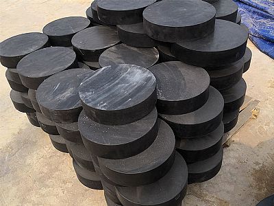 新泰市板式橡胶支座由若干层橡胶片与薄钢板经加压硫化